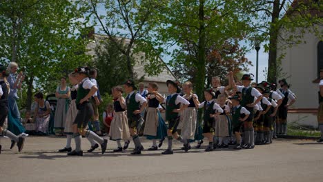 Bayerische-Kinder-Beginnen-Einen-Traditionellen-Maibaumtanz