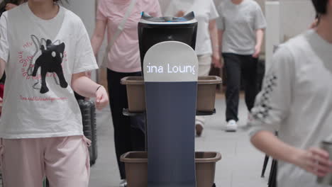 Intelligenter-Roboter,-Der-Schmutziges-Geschirr-Einsammelt,-Reist-Und-Weicht-Menschen-In-Der-Martina-Lounge-Des-Flughafens-Incheon-In-Südkorea-Aus---Zeitlupe