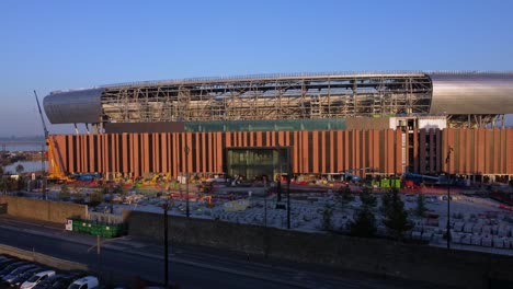 Vista-Aérea-Del-Club-De-Fútbol-Everton-Elevándose-Sobre-La-Construcción-Del-Nuevo-Estadio-En-Bramley-Moore-Dock-Frente-Al-Mar-De-Liverpool