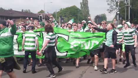Celtic-Fans-Auf-Dem-Weg-Zum-Hampden-Park-Mit-Einem-Großen-Grün-weißen-Banner