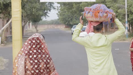 Menschen,-Die-Anlässlich-Des-Chhath-Festes-In-Indien-Heilige-Opfergaben-Tragen.-Das-Video-Wurde-Am-20.-November-2023-In-Jodhpur,-Rajasthan,-Indien,-Aufgenommen