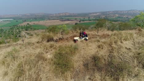 Ein-Großer-Jeep-Fährt-Mit-Der-Drohnenkamera-Auf-Den-Berg