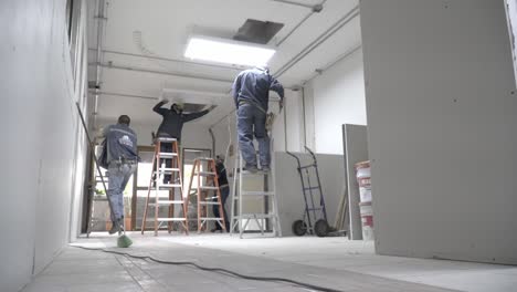 Un-Grupo-De-Hombres-Mexicanos-Trabajando-En-Una-Obra-De-Construcción-En-La-Oficina.