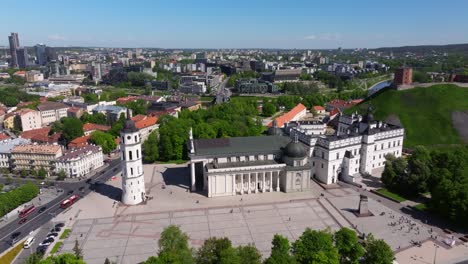 Día-Pintoresco-En-El-Centro-De-Vilnius,-Lituania---Vista-Aérea-A-Vista-De-Pájaro