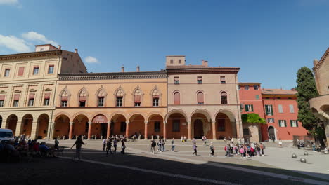 Día-Soleado-En-Bolonia,-Vibrante-Vida-Urbana-En-Una-Histórica-Plaza-Italiana