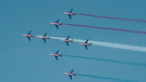 Las-Precisas-Acrobacias-Aéreas-De-La-Patrulla-De-Francia-Con-Estelas-De-Humo-Azul,-Blanco-Y-Rojo-Contra-El-Cielo-Azul.