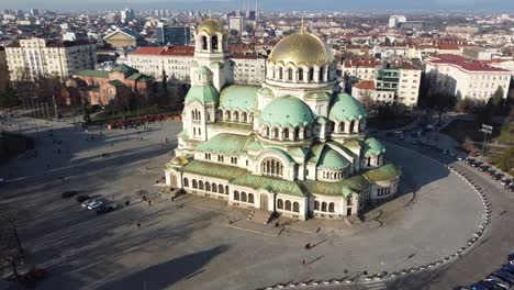 Primer-Plano-De-Un-Clip-Aéreo-Orbital-De-Drones-Dando-Vueltas-Alrededor-De-La-Catedral-De-Alexander-Nevsky-En-El-Sentido-De-Las-Agujas-Del-Reloj-Bajo-El-Sol-De-Invierno-En-Sofía,-Bulgaria