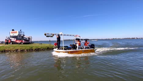 Barco-De-Respuesta-De-Emergencia-Que-Regresa-A-La-Laguna-En-El-Club-De-Esquí-De-Mulwala-Después-De-Patrullar-Durante-Una-Carrera-De-Botes-De-Alta-Velocidad-En-El-Lago-Mulwala.