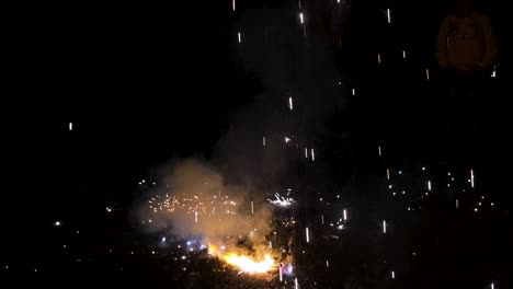 Un-Niño-Pequeño-Quema-Macetas-O-Fuegos-Artificiales-Anaar-Indios-Durante-La-Celebración-Del-Festival-Diwali.-El-Video-Se-Toma-En-Jodhpur-Rajasthan,-India,-El-20-De-Noviembre-De-2023.