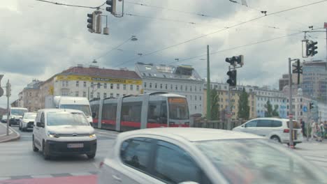 Tranvía-Y-Vehículos-Cruzando-Un-Puente-Sobre-El-Danubio-Viena