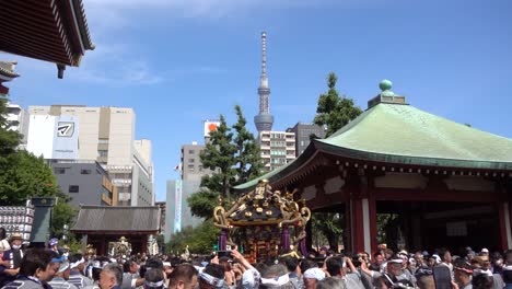 Procesión-Del-Santuario-Sanja-Matusri-Con-El-Skytree-De-Tokio-Al-Fondo