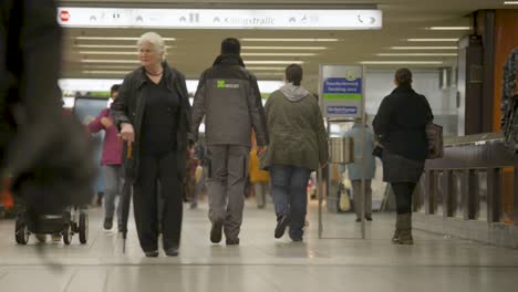 überfüllte-U-Bahn-Station-Szene-Mit-Verschiedenen-Pendlern-Zu-Fuß-Und-Mit-Einkaufstüten,-Drinnen,-Tagsüber