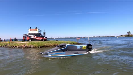 Rennboot-Kehrt-Nach-Einem-Hochgeschwindigkeitsrennen-Auf-Dem-Mulwala-See-Zur-Basis-Im-Mulwala-Ski-Club-Zurück