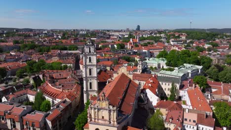 Increíble-Vista-Aérea-Sobre-Vilnius,-Casco-Antiguo-De-Lituania.