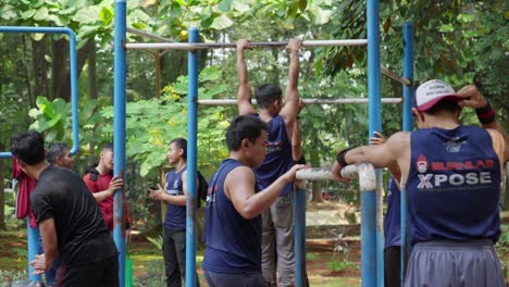 Hombres-Jóvenes-Haciendo-Ejercicio,-Equipos-De-Gimnasio-Al-Aire-Libre,-Amistades,-Relaciones