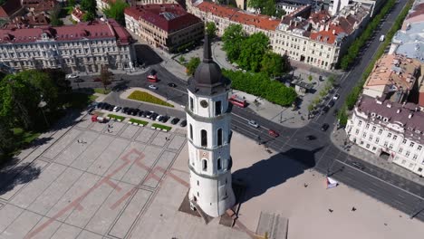 Drohnenaufnahme-Aus-Der-Umlaufbahn-über-Dem-Glockenturm-Der-Kathedrale-Von-Vilnius