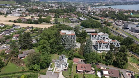 Hoher-Ausleger-Eines-Luxus-Apartment-Komplexes,-Umgeben-Von-Einem-Wunderschönen-Grünen-Park-In-Einem-Vorort-In-Der-Schweiz