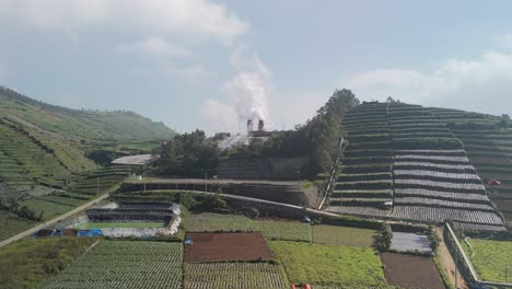 Planta-De-Energía-Geotérmica-Que-Emite-Vapor-En-El-Místico-Paisaje-De-La-Meseta-De-Dieng,-Indonesia