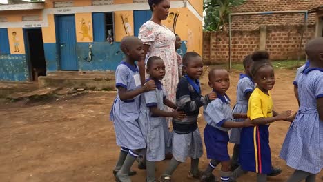 Niños-De-Escuela-Primaria-Haciendo-Fila-Para-Recibir-A-Los-Visitantes-De-Su-Nueva-Escuela,-Financiada-Por-Una-Pequeña-Organización-Benéfica-En-Australia.