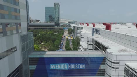 Una-Vista-Aérea-De-Los-Vendedores-Al-Aire-Libre-De-Comic-Palooza-Y-Las-Actividades-En-La-Avenida-Houston-En-El-Centro-De-Houston,-Texas.