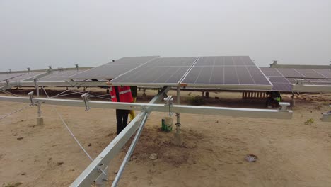 Afrikanische-Solartechniker-Installieren-Bifaziale-Photovoltaik-Module-In-Afrika-Südlich-Der-Sahara-Für-Eine-Nachhaltige-Entwicklung-Im-Energiebereich-–-Statische-Aufnahme