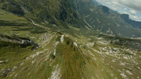 Cima-De-La-Montaña,-Vista-Desde-Arriba,-Disparo-De-Drone