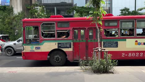 Oldtimer-Roter-öffentlicher-Bus-Hielt-Auf-Der-Straße-In-Bangkok,-Thailand
