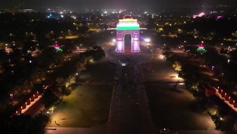 Das-India-Gate-Ist-Ein-Kriegsdenkmal-In-Der-Nähe-Des-Kartavya-Pfades-Am-östlichen-Rand-Der-„Zeremonienachse“-Von-Neu-Delhi