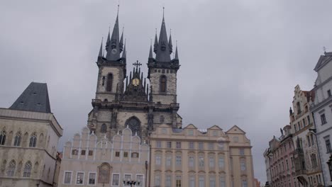 Anstrengender-Tag-Auf-Dem-Altstädter-Ring-In-Prag-Mit-Schwebenden-Seifenblasen-Und-Der-Berühmten-Teynkirche-Im-Hintergrund,-Bewölkter-Himmel