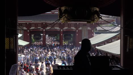 Hermosa-Vista-Recortada-Del-Enfoque-De-Asakusa-Durante-El-Festival-Sanja-Matusri