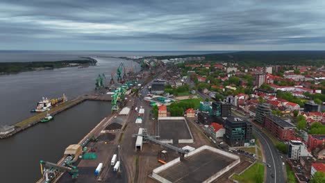 Muelles-De-La-Ciudad-De-Klaipeda-Y-Zona-Portuaria-En-Lituania-Con-Cielo-Nublado,-Vista-Aérea