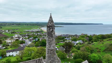 Irlands-Epische-Orte:-Drohne-Fliegt-Nah-An-Der-Spitze-Des-Ardmore-Round-Tower-Vorbei-Und-Bietet-Ausblicke-Auf-Das-Meer-Im-Dorf-Ardmore-In-Waterford