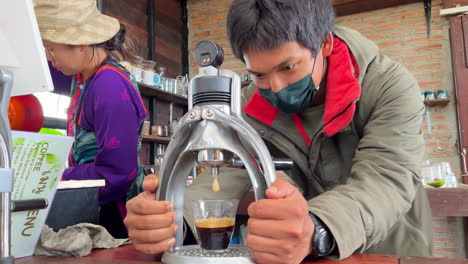 Llene-La-Cafetera-Con-Agua-Y-Café-Molido,-Presione-El-Botón-Y-Espere-La-Bebida-Vivificante-Que-Promete-Comenzar-El-Día.