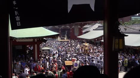 Multitudes-Procesándose-Por-Las-Calles-De-Senso-ji-Durante-Sanja-Matsuri