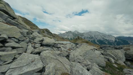 Disparo-De-Drone,-Volando-Entre-Las-Rocas-De-La-Montaña