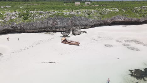 Un-Dron-Revela-La-Playa-De-Mtende-Desde-Un-Viejo-Barco-Pesquero-Varado-En-La-Costa-De-Zanzíbar