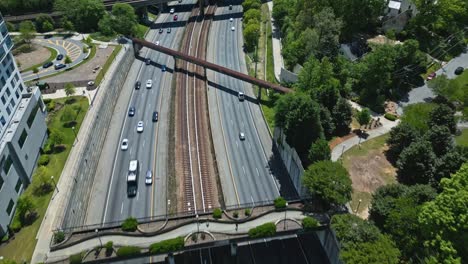 Vista-Aérea-Del-Puente-Peatonal-A-Lo-Largo-Del-Lado-Del-Hyatt-Centric-Buckhead-Atlanta-En-Atlanta,-Georgia,-EE.UU.