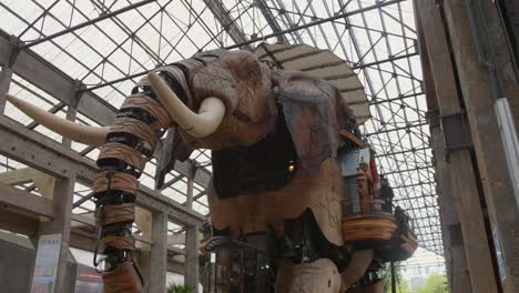 Gran-Elefante-De-Nantes-En-Francia---Tiro-De-ángulo-Bajo