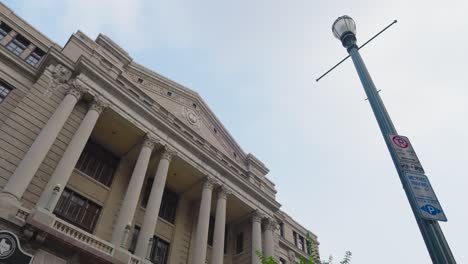 Low-angle-shot-of-the-1910-Courthouse-in-downtown-Houston,-Texas