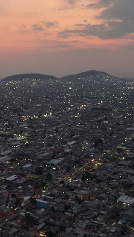 Ecatepec-Iluminado-A-Medida-Que-Desciende-El-Anochecer,-Una-Vista-Vertical