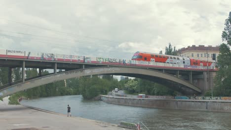 Tren-De-Pasajeros-Cruzando-El-Río-Danubio-En-Viena.