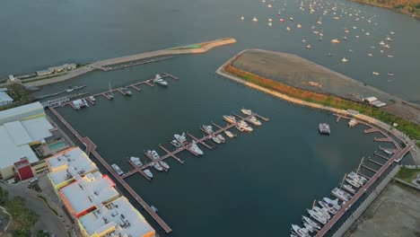 Bootsparadies:-Malerische-Hafenlandschaft