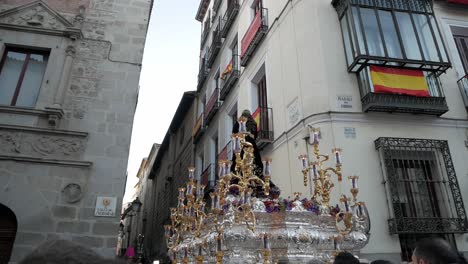 Ein-Paso-Festwagen-Schaukelt-Sanft,-Während-Er-Während-Der-Osterfeierlichkeiten-Durch-Die-Plaza-Cordon-In-Madrid-Getragen-Wird