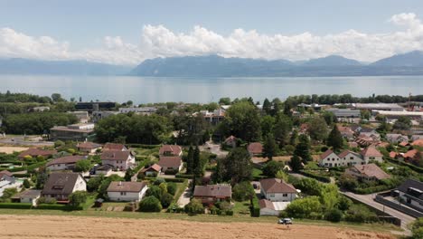 Luftaufnahme-Einer-Wunderschönen-Vorstadt-In-Der-Nähe-Des-Genfersees-In-Der-Schweiz