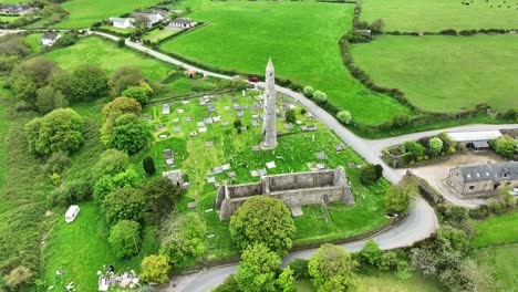 Irlanda-Lugares-épicos-Paisaje-Ardmore-Torre-Redonda-Y-La-Catedral,-Sitio-Monástico-De-St