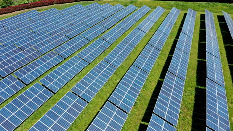 Filas-De-Paneles-Solares-En-Un-Día-Soleado,-Vista-Aérea.