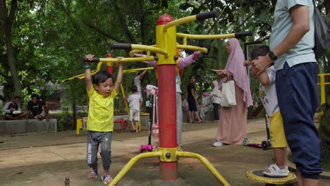 Indonesische-Kinder-Haben-Spaß,-Kindheitserinnerungen-Der-Familie,-Spielgeräte