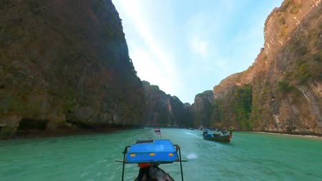 Navegando-En-Un-Bote-De-Cola-Larga-En-La-Laguna-De-Pileh,-Tailandia