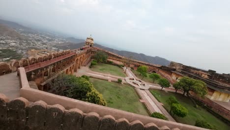 Recorrido-Cinematográfico-Aéreo-FPV-Del-Fuerte-Jaigarh-Y-La-Gran-Muralla-De-Jaipur-En-Rajasthan,-India