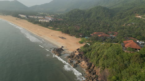 Leerer-Strand-Von-Lang-Co-In-Den-Frühen-Morgenstunden,-Vietnamesische-Sonne,-Gelassenheit